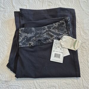 Earth Yoga XL reversible black 1 side, accent top black on the other side NEW